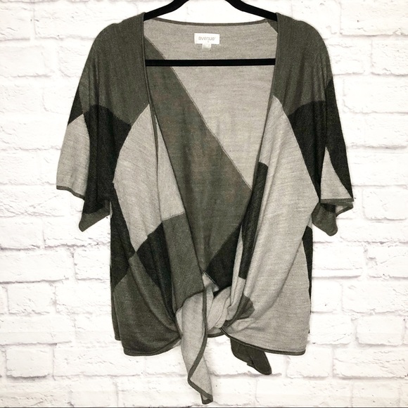 Avenue Color Block Design Short Sleeve Cardigan - Picture 2 of 4